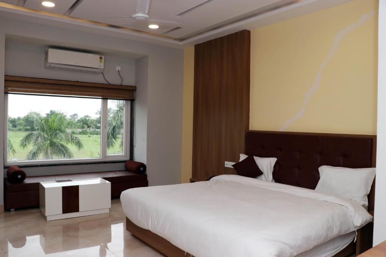 Hotel Savitri Signature Narsinghpur Bagian luar foto